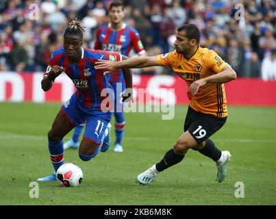 Le 22 septembre 2019, Wilfried Zaha du L-R Crystal Palace s'élance de Wolverhampton Wanderers' Jonny lors de la première ligue anglaise entre Crystal Palace et Wolverhampton Wanderers au Selhurst Park Stadium , Londres, Angleterre (photo d'action Foto Sport/NurPhoto) Banque D'Images