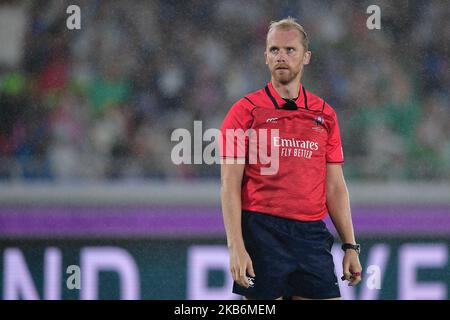 Arbitre d'Angleterre, Wayne Barnes attendant la décision TMO lors de la coupe du monde de rugby 2019 Pool A entre l'Irlande et l'Ecosse au stade international de Yokohama sur 22 septembre 2019 à Yokohama, Japon. (Photo par Muhammad Amir Abidin/NurPhoto) Banque D'Images