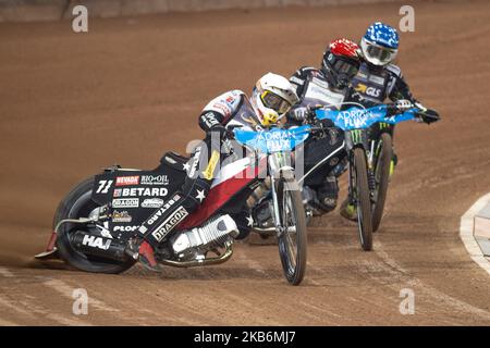 Maciej Janowski (blanc) dirige Tai Woffinden (rouge) et Antonio Lindback (bleu) lors du GRAND PRIX ADRIAN FLUX BRITISH FIM SPEEDWAY AU stade de la Principauté de Cardiff, le samedi 21st septembre 2019. (Photo de Ian Charles/MI News/NurPhoto) Banque D'Images