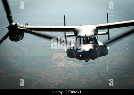 Les commandos aériens de la US Air Force, affectés à l'escadron des opérations spéciales 8th, participent à un vol d'entraînement sur un CV-22 Osprey le 27 octobre 2022. La mission principale de la SOS 8th est de fournir une réponse globale rapide à l'infiltration à longue distance, à l'exfiltration et au réapprovisionnement des forces d'opérations spéciales dans les territoires hostiles ou refusés. (É.-U. Photo de la Force aérienne par Airman 1st classe Andrew Ancona) Banque D'Images