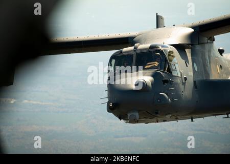 Les commandos aériens de la US Air Force, affectés à l'escadron des opérations spéciales 8th, participent à un vol d'entraînement sur un CV-22 Osprey le 27 octobre 2022. La mission principale de la SOS 8th est de fournir une réponse globale rapide à l'infiltration à longue distance, à l'exfiltration et au réapprovisionnement des forces d'opérations spéciales dans les territoires hostiles ou refusés. (É.-U. Photo de la Force aérienne par Airman 1st classe Andrew Ancona) Banque D'Images