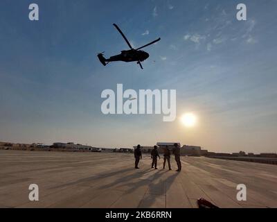 Les médecins de l'armée américaine du bataillon Charlie Company 2nd, 149th Aviation Regiment, général de soutien Aviation Bataillon, 36th combat Aviation Brigade, Effectuez des exercices pratiques avec un palan SKED factice attaché à un hélicoptère UH-60 Black Hawk dans le cadre d'un entraînement de joint Medevac avec des forces de réaction rapide composées de soldats de l'armée norvégienne de la Force opérationnelle Viking à la base aérienne d'Al Asad, en Irak, le 12 octobre 2022. 36th LE CAB, mobilisé en tant que Force opérationnelle Mustang, est déployé à l'appui de la mission combinée Force opérationnelle interarmées – opération inhérente résoudre pour conseiller, aider et permettre aux forces en partenariat dans le cadre du defe durable Banque D'Images