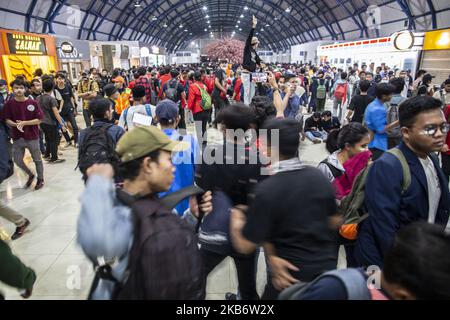 Jakarta, Indonésie, 24 septembre 2019 : pour protester contre l'annulation du Code de l'Indonésie et contre la corruption, les étudiants poursuivent leur action en brûlant deux motos près de la maison du représentant - Jakarta. La police continue des verser avec du gaz lacrymogène. Ils ont été évacués vers la gare de Palmerah. La démonstration se termine à minuit. (Photo par Donal Husni/NurPhoto) Banque D'Images