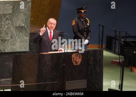 Le Président turc Recep Tayyip Erdoan s'exprime aux Nations Unies (ONU) Assemblée générale sur 24 septembre 2019 à New York. Les dirigeants du monde sont réunis pour la session de 74th de l'ONU dans le cadre d'un avertissement du Secrétaire général Antonio Guterres dans son discours d'hier sur le risque imminent d'une division mondiale entre les deux plus grandes économies - les États-Unis et la Chine. (Photo de Selcuk Acar/NurPhoto) Banque D'Images