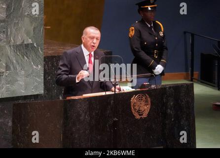 Le Président turc Recep Tayyip Erdoan s'exprime aux Nations Unies (ONU) Assemblée générale sur 24 septembre 2019 à New York. Les dirigeants du monde sont réunis pour la session de 74th de l'ONU dans le cadre d'un avertissement du Secrétaire général Antonio Guterres dans son discours d'hier sur le risque imminent d'une division mondiale entre les deux plus grandes économies - les États-Unis et la Chine. (Photo de Selcuk Acar/NurPhoto) Banque D'Images