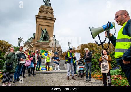 L'organisateur, Rob Voerman, artiste basé à Arnhem, sur 25 septembre 2019 à la Haye, aux pays-Bas, assiste à une manifestation avec d'autres partisans à la Haye contre les politiques du président brésilien Jair Bolsonaro et contre le Traité de libre-échange du Mercosur. La manifestation s'est arrêtée à l'ambassade du Brésil vers le Tweede Kamer et, après cela, la pétition a été présentée à l'ambassadeur du Brésil et à Sigrid Kaag, ministre du commerce extérieur et de la coopération au développement. (Photo par Romy Arroyo Fernandez/NurPhoto) Banque D'Images