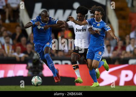 Allan Nyom et Marc Cucurella de Getafe et Thierry Correia de Valence se battent pour le ballon pendant le match de la Ligue entre Valencia CF et Getafe CF à l'Estadio Mestalla sur 25 septembre 2019 à Valence, Espagne. (Photo de Jose Breton/Pics action/NurPhoto) Banque D'Images