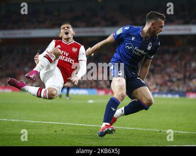 Lucas Torreira d'Arsenal est attaqué par Jack Robinson, de la forêt de Nottingham, lors de la troisième ronde de la Carabao Cup entre Arsenal et la forêt de Nottingham à Emirates Stadium , Londres, Angleterre, le 24 septembre 2019. (Photo par action Foto Sport/NurPhoto) Banque D'Images