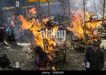 Cercueil en forme de dragon et de taureau mythiques brûlé lors de la crémation de masse ou de rituels locaux appelés Ngaben dans la cour du village de Bayad à Tegallalang, Gianyar, Bali sur 25 septembre 2019. Un total de 59 corps, sous la forme de squelettes humains qui sont morts il y a plusieurs années, ont été incinérés simultanément afin de faciliter le coût de la cérémonie pour les résidents locaux. (Photo de Johannes Christo/NurPhoto) Banque D'Images