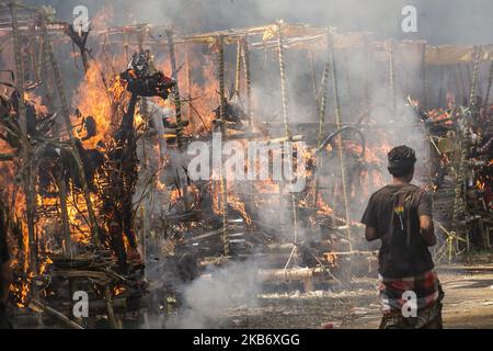 Cercueil en forme de dragon et de taureau mythiques brûlé lors de la crémation de masse ou de rituels locaux appelés Ngaben dans la cour du village de Bayad à Tegallalang, Gianyar, Bali sur 25 septembre 2019. Un total de 59 corps, sous la forme de squelettes humains qui sont morts il y a plusieurs années, ont été incinérés simultanément afin de faciliter le coût de la cérémonie pour les résidents locaux. (Photo de Johannes Christo/NurPhoto) Banque D'Images