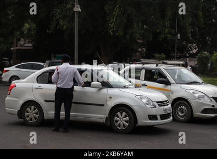 Un agent de la police de la circulation arrête un véhicule à un poste de contrôle à New Delhi, Inde, le 25 septembre 2019 (photo de Nasir Kachroo/NurPhoto) Banque D'Images