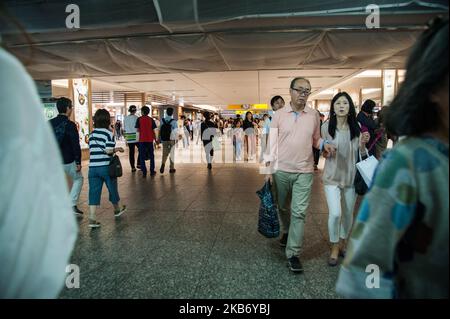 On voit des gens marcher dans le métro de Tokyo. La vie quotidienne à Tokyo, Japon sur 25 septembre 2019 (photo de Hristo Rusev/NurPhoto) Banque D'Images