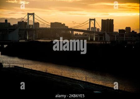 Coucher de soleil sur le pont Rainbow, ville de Koto, Tokyo sur 25 septembre 2019. Le pont Rainbow est un pont suspendu traversant le nord de la baie de Tokyo entre le quai Shibaura et le développement riverain d'Odaiba à Minato, Tokyo, Japon sur 25 septembre 2019 (photo de Hristo Rusev/NurPhoto) Banque D'Images