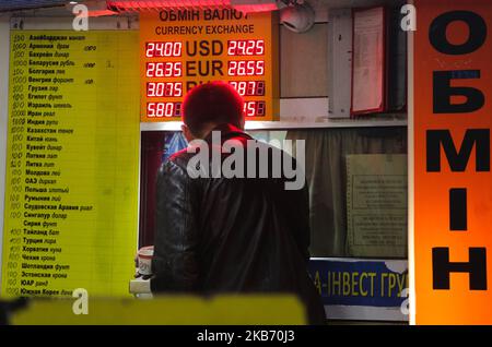 Un homme est vu au bureau de change du centre-ville de Kiev, Ukraine, 26 septembre 2019. La mission du Fonds monétaire international (FMI) quitte Kiev sans raison de recommander au conseil d'administration du FMI de conclure un nouveau programme de prêts avec l'Ukraine après avoir travaillé pendant deux semaines dans le pays. (Photo par Sergii Kharchenko/NurPhoto) Banque D'Images