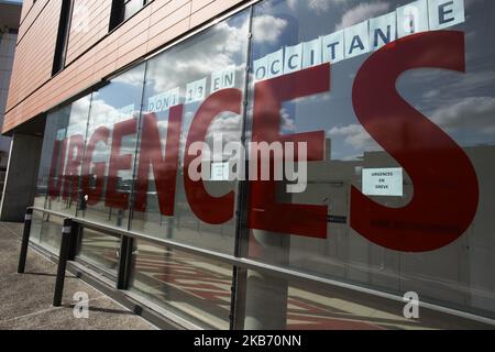 Entrée des services de mergence de l'hôpital de Purpan lisant "250 services en grève, 13 en occitanie". Les médecins et les infirmières d'urgence ont participé à une journée nationale d'action et de protestation alors qu'ils sont en grève pour les 7rd mois consécutifs. Au niveau national, ils ont formé un groupe appelé 'Inter Emergency collective' les médecins d'urgence disent que les services d'urgence sont au-delà du point de saturation. Ils dénoncent une réduction des effectifs des services d'urgence dans les hôpitaux publics et exigent 10 000 infirmières de plus. À Toulouse, les services d'urgence de l'hôpital de Purpan ont été fermés aujourd'hui car tous les travailleurs sont malades Banque D'Images