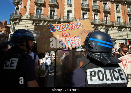 Les manifestants ont été bloqués par la police anti-émeute alors qu'ils voulaient se rendre dans la préfecture. L'écriteau indique « saurons-nous nos vies ». Les médecins et les infirmières d'urgence ont participé à une journée nationale d'action et de protestation alors qu'ils sont en grève pour les 7rd mois consécutifs. Au niveau national, ils ont formé un groupe appelé 'Inter Emergency collective' les médecins d'urgence disent que les services d'urgence sont au-delà du point de saturation. Ils dénoncent une réduction des effectifs des services d'urgence dans les hôpitaux publics et exigent 10 000 infirmières de plus. À Toulouse, les services d'urgence de l'hôpital de Purpan ont été fermés aujourd'hui comme tout le millepertuis Banque D'Images