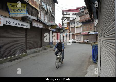 Le 27 septembre 2019, un cachemiri fait du vélo pendant les restrictions à Srinagar, dans le Cachemire administré par l'Inde. Le Cachemire est entré dans 54th jours de blocus de communication et de restrictions après que le gouvernement indien a décidé de retirer le Cachemire de son Etat. (Photo de Muzamil Mattoo/NurPhoto) Banque D'Images