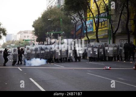 Des policiers ont été stationnés dans les rues pour contenir les manifestants lors de la manifestation du cinquième anniversaire des 43 étudiants d'Ayotzinapa? Disparition tenue à Mexico sur 26 septembre 2019, pour marquer cinq ans de la disparition des 43 élèves de l'école de formation à l'enseignement d'Ayotzinapa qui ont disparu sur 26 septembre 2014. (Photo par Cristian Leyva/NurPhoto) Banque D'Images