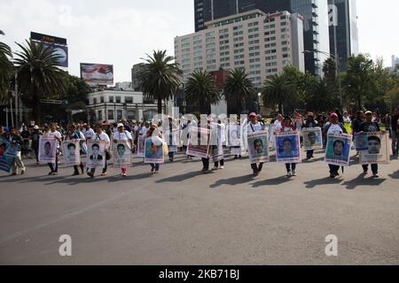 Les parents des 43 Ayotzinapa ont disparu lors de la manifestation à Mexico, au Mexique, sur 26 septembre 2019, pour marquer cinq ans de la disparition des 43 élèves de l'école de formation à Ayotzinapa qui ont disparu sur 26 septembre 2014. (Photo par Cristian Leyva/NurPhoto) Banque D'Images