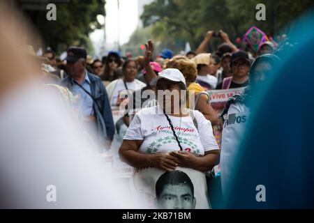 Les parents des 43 Ayotzinapa ont disparu lors de la manifestation à Mexico, au Mexique, sur 26 septembre 2019, pour marquer cinq ans de la disparition des 43 élèves de l'école de formation à Ayotzinapa qui ont disparu sur 26 septembre 2014. (Photo par Cristian Leyva/NurPhoto) Banque D'Images