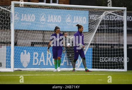 L-R Noemi Fedele de Fiorentina et Francesca Durante de Fiorentina pendant l'échauffement préalable au match lors du match de la Ligue des femmes championnes de l'UEFA Round 32 2nd Leg Match entre les femmes d'Arsenal et les femmes de Fiorentina au stade de Meadow Park sur 25 septembre 2019 à Borehamwood, Angleterre (photo par action Foto Sport/NurPhoto) Banque D'Images