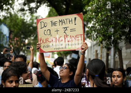 Des étudiants, des citoyens locaux et des activistes de l'environnement crient des slogans lorsqu'ils participent à une grève mondiale contre le climat pour protester contre l'inaction gouvernementale en matière de dégradation du climat et de pollution de l'environnement, une partie des manifestations se déroulent dans le monde entier dans un mouvement baptisé « Fridays for future », Kolkata, Inde, 27 septembre 2019. (Photo par Indranil Aditya/NurPhoto) Banque D'Images