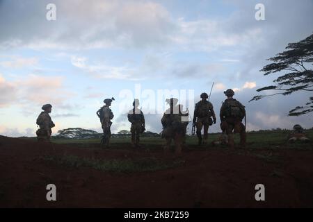 Les soldats de l'armée américaine du 1st Bataillon, 27th Infantry Regiment, 3rd Brigade combat Team, 25th Infantry Division, attendent la prochaine attaque simulée à la caserne Schofield, Hawaii, le 2 novembre 2022. Joint Pacific multinational Readiness Center (JPMRC) 23-01 la rotation renforce les relations de défense, favorise l'interopérabilité multinationale, augmente la préparation des États-Unis et renforce le réseau régional unifié d'énergie terrestre qui soutient une Indo-Pacifique libre et ouverte. (É.-U. Photo de l'armée par Pvt. Anastasiya Ludchenko) Banque D'Images
