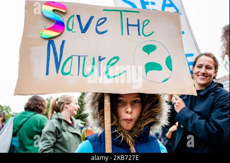 Des élèves et des militants scolaires se réunissent lors d'une grève climatique sur 27 septembre 2019 à la Haye, aux pays-Bas. La Haye. Cette grève climatique, organisée par une large coalition d'organisations aux pays-Bas, participe à la plus grande mobilisation internationale sur le climat de l'histoire. (Photo par Romy Arroyo Fernandez/NurPhoto) Banque D'Images