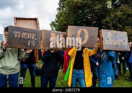 Des élèves et des militants scolaires se réunissent lors d'une grève climatique sur 27 septembre 2019 à la Haye, aux pays-Bas. La Haye. Cette grève climatique, organisée par une large coalition d'organisations aux pays-Bas, participe à la plus grande mobilisation internationale sur le climat de l'histoire. (Photo par Romy Arroyo Fernandez/NurPhoto) Banque D'Images