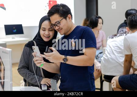 Les clients prennent une photo avec un iPhone 11 Pro dans l'Apple Store lors d'un événement de lancement de produit à Kuala Lumpur, Malaisie, vendredi, 27 septembre 2019. Les nouveaux iPhones d'Apple avec des améliorations d'appareil photo et une autonomie améliorée sont en vente dès aujourd'hui. (Photo de Chris Jung/NurPhoto) Banque D'Images