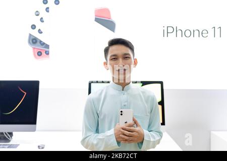 Un client, Abang Zulhusmi (22), détient deux iPhone 11 récemment achetés lors du lancement de l'Apple iPhone 11 dans l'Apple Store de Kuala Lumpur, Malaisie, vendredi, 27 septembre 2019. Les nouveaux iPhones d'Apple avec des améliorations d'appareil photo et une autonomie améliorée sont en vente dès aujourd'hui. (Photo de Chris Jung/NurPhoto) Banque D'Images