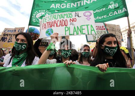 Des manifestations de jeunes contre le changement climatique ont défilé dans le centre-ville de Buenos Aires, en Argentine, sur 27 septembre 2019. (Photo de Carol Smiljan/NurPhoto) Banque D'Images