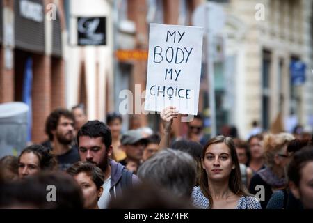 Les femmes et les hommes sont descendus dans la rue pour avoir le droit d'avorter. Ils disent que ce droit en France est limité par le manque de médecins, d'infrastructures et d'informations. Ils marchent également pour les femmes dans les pays où ce droit est inexistant ou limité à certains cas. Des manifestations similaires ont eu lieu ailleurs en France. Toulouse. France. 28 septembre 2019. (Photo d'Alain Pitton/NurPhoto) Banque D'Images