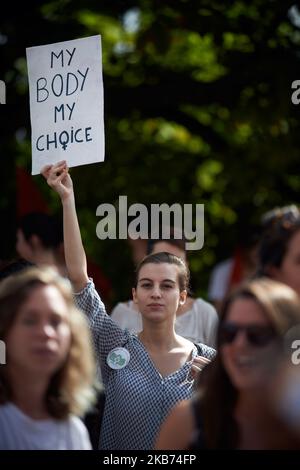 Les femmes et les hommes sont descendus dans la rue pour avoir le droit d'avorter. Ils disent que ce droit en France est limité par le manque de médecins, d'infrastructures et d'informations. Ils marchent également pour les femmes dans les pays où ce droit est inexistant ou limité à certains cas. Des manifestations similaires ont eu lieu ailleurs en France. Toulouse. France. 28 septembre 2019. (Photo d'Alain Pitton/NurPhoto) Banque D'Images