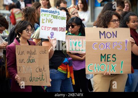 Les femmes et les hommes sont descendus dans la rue pour avoir le droit d'avorter. Ils disent que ce droit en France est limité par le manque de médecins, d'infrastructures et d'informations. Ils marchent également pour les femmes dans les pays où ce droit est inexistant ou limité à certains cas. Des manifestations similaires ont eu lieu ailleurs en France. Toulouse. France. 28 septembre 2019. (Photo d'Alain Pitton/NurPhoto) Banque D'Images