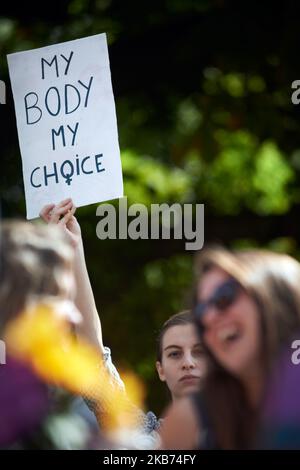 Les femmes et les hommes sont descendus dans la rue pour avoir le droit d'avorter. Ils disent que ce droit en France est limité par le manque de médecins, d'infrastructures et d'informations. Ils marchent également pour les femmes dans les pays où ce droit est inexistant ou limité à certains cas. Des manifestations similaires ont eu lieu ailleurs en France. Toulouse. France. 28 septembre 2019. (Photo d'Alain Pitton/NurPhoto) Banque D'Images