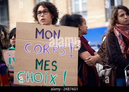 Une femme réagit en tenant un écriteau indiquant « mon corps, mes choix ». Les femmes et les hommes sont descendus dans la rue pour avoir le droit d'avorter. Ils disent que ce droit en France est limité par le manque de médecins, d'infrastructures et d'informations. Ils marchent également pour les femmes dans les pays où ce droit est inexistant ou limité à certains cas. Des manifestations similaires ont eu lieu ailleurs en France. Toulouse. France. 28 septembre 2019. (Photo d'Alain Pitton/NurPhoto) Banque D'Images