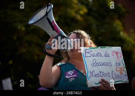 Les femmes et les hommes sont descendus dans la rue pour avoir le droit d'avorter. Ils disent que ce droit en France est limité par le manque de médecins, d'infrastructures et d'informations. Ils marchent également pour les femmes dans les pays où ce droit est inexistant ou limité à certains cas. Des manifestations similaires ont eu lieu ailleurs en France. Toulouse. France. 28 septembre 2019. (Photo d'Alain Pitton/NurPhoto) Banque D'Images