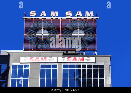 Toronto, Canada - 11 août 2022 : l'emblématique enseigne au néon du magasin Sam The Record Man sur la rue Yonge. Le magasin fermé en 2007 a reçu une hérita Banque D'Images