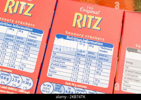 Gros plan de l'étiquette de nutrition sur le paquet de cartes de biscuits Ritz / biscuits avec des informations sur l'alimentation / étiquetage de la nutrition alimentaire. Pour la teneur en ingrédients. Banque D'Images