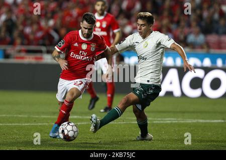 Rafa Silva de Benfica (L) vit pour le ballon avec André Sousa de Setubal (R) pendant le match de football de la Ligue portugaise entre SL Benfica et Vitoria FC au stade Luz à Lisbonne sur 28 septembre 2019. (Photo de Carlos Palma/NurPhoto) Banque D'Images