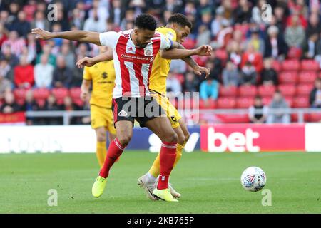 Jordan Willis de Sunderland est en compétition pour le ballon avec Sam Nombe des Dons de Milton Keynes lors du match de la Sky Bet League 1 entre Sunderland et MK Dons au stade de Light, Sunderland, Angleterre, le samedi 28th septembre 2019. (Photo de Steven Hadlow/MI News/NurPhoto) Banque D'Images