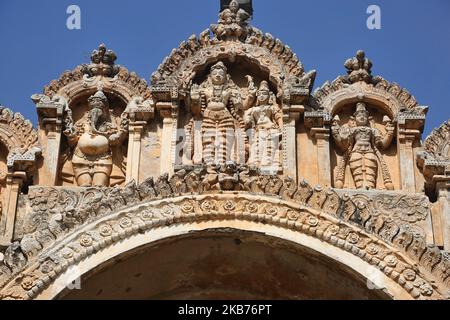 Des figures de divinités hindoues ornent le temple de Brihadeeswalar (également connu sous le nom de temple de Brihadisvara, temple de Brihadishvara, grand temple, temple RajaRajeswara, temple de Rajarajeswaram et temple de Peruvudayar) est un temple hindou dédié à Lord Shiva situé à Thanjavur, Tamil Nadu, Inde. Le temple est l'un des plus grands temples en Inde et est un exemple de l'architecture Dravidienne construite pendant la période Chola par Raja Raja Chola I et achevée en 1010 ce. Le temple a plus de 1000 ans et fait partie du site classé au patrimoine mondial de l'UNESCO, connu sous le nom de « grands temples Chola vivants », comprenant le te de Brihadeeswalar Banque D'Images