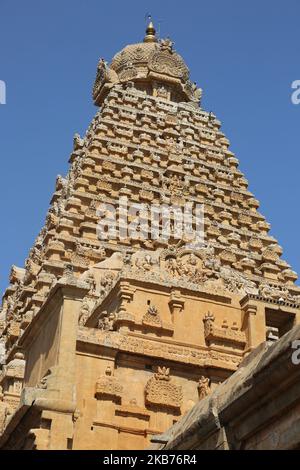 Le temple de Brihadeeswalar (également connu sous le nom de Temple de Brihadisvara, Temple de Brihadishvara, Grand temple, Temple de RajaRajeswara, Temple de Rajarajeswaram et Temple de Peruvudayar) est un temple hindou dédié à Lord Shiva situé à Thanjavur, Tamil Nadu, en Inde. Le temple est l'un des plus grands temples en Inde et est un exemple de l'architecture Dravidienne construite pendant la période Chola par Raja Raja Chola I et achevée en 1010 ce. Le temple a plus de 1000 ans et fait partie du site classé au patrimoine mondial de l'UNESCO, connu sous le nom de « grands temples Chola vivants », comprenant le temple de Brihadeeswarar, Gangaikonda Cholapuram et ai Banque D'Images