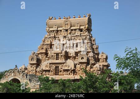 Le temple de Brihadeeswalar (également connu sous le nom de Temple de Brihadisvara, Temple de Brihadishvara, Grand temple, Temple de RajaRajeswara, Temple de Rajarajeswaram et Temple de Peruvudayar) est un temple hindou dédié à Lord Shiva situé à Thanjavur, Tamil Nadu, en Inde. Le temple est l'un des plus grands temples en Inde et est un exemple de l'architecture Dravidienne construite pendant la période Chola par Raja Raja Chola I et achevée en 1010 ce. Le temple a plus de 1000 ans et fait partie du site classé au patrimoine mondial de l'UNESCO, connu sous le nom de « grands temples Chola vivants », comprenant le temple de Brihadeeswarar, Gangaikonda Cholapuram et ai Banque D'Images