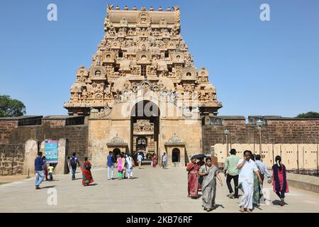 Le temple de Brihadeeswalar (également connu sous le nom de Temple de Brihadisvara, Temple de Brihadishvara, Grand temple, Temple de RajaRajeswara, Temple de Rajarajeswaram et Temple de Peruvudayar) est un temple hindou dédié à Lord Shiva situé à Thanjavur, Tamil Nadu, en Inde. Le temple est l'un des plus grands temples en Inde et est un exemple de l'architecture Dravidienne construite pendant la période Chola par Raja Raja Chola I et achevée en 1010 ce. Le temple a plus de 1000 ans et fait partie du site classé au patrimoine mondial de l'UNESCO, connu sous le nom de « grands temples Chola vivants », comprenant le temple de Brihadeeswarar, Gangaikonda Cholapuram et ai Banque D'Images