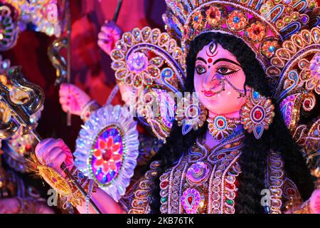 Décoré l'idole de la déesse Durga lors du festival Durga Puja dans un pandal (temple temporaire) à Mississauga, Ontario, Canada, on 28 septembre 2019. Des centaines de Bengalis (qui ont maintenant migré au Canada de Kolkata, en Inde) ont assisté à la célébration. Durga Puja est l'un des plus grands festivals hindous qui implique l'adoration de la déesse Durga symbolisant la puissance et le triomphe du bien sur le mal dans la mythologie hindoue. (Photo de Creative Touch Imaging Ltd./NurPhoto) Banque D'Images