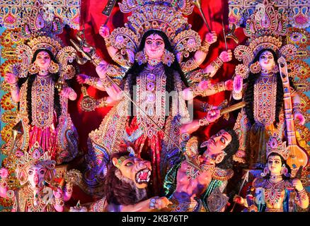 Décoré l'idole de la déesse Durga lors du festival Durga Puja dans un pandal (temple temporaire) à Mississauga, Ontario, Canada, on 28 septembre 2019. Des centaines de Bengalis (qui ont maintenant migré au Canada de Kolkata, en Inde) ont assisté à la célébration. Durga Puja est l'un des plus grands festivals hindous qui implique l'adoration de la déesse Durga symbolisant la puissance et le triomphe du bien sur le mal dans la mythologie hindoue. (Photo de Creative Touch Imaging Ltd./NurPhoto) Banque D'Images