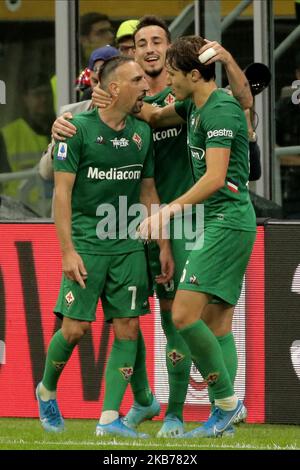 Franck Ribery de l'ACF Fiorentina fête avec Federico Chiesa et Gaetano Castrovilli de l'ACF Fiorentina après avoir marquant le but pendant la série Un match entre l'AC Milan et l'ACF Fiorentina au Stadio Giuseppe Meazza sur 29 septembre 2019 à Milan, Italie. (Photo de Giuseppe Cottini/NurPhoto) Banque D'Images