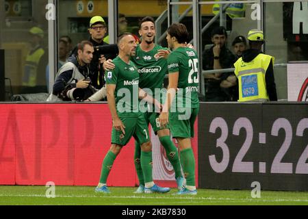 Franck Ribery de l'ACF Fiorentina fête avec Federico Chiesa et Gaetano Castrovilli de l'ACF Fiorentina après avoir marquant le but pendant la série Un match entre l'AC Milan et l'ACF Fiorentina au Stadio Giuseppe Meazza sur 29 septembre 2019 à Milan, Italie. (Photo de Giuseppe Cottini/NurPhoto) Banque D'Images